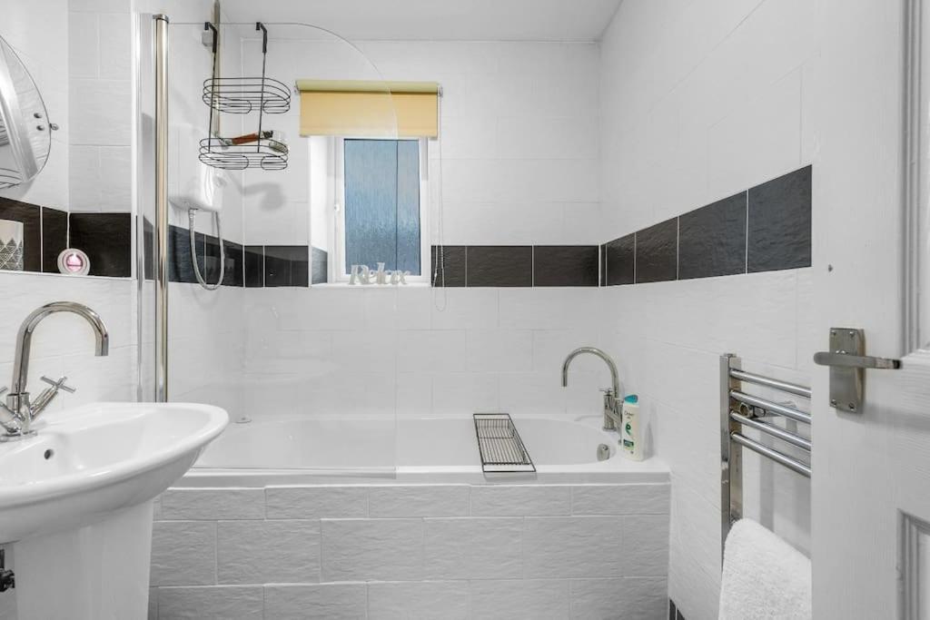 2 Bedroom Apartment On South Beach Road, Эр Экстерьер фото